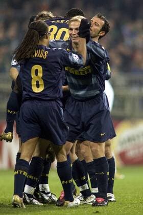 Torjubel Inter - Esteban Cambiasso (re.) und Davids (vorn) Fußball EC 1 Herren Champions League 2004 2005, FC Internazionale Mailand Gruppe Bremen Freude,