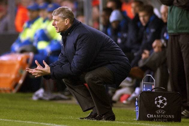 Trainer Arsene Wenger (Arsenal) fiebert im letzten Winkel seiner Coaching Zone mit Fußball EC 1 Herren Champions League 2004 2005, FC Arsenal London Einzelbild Eindhoven Spannung, Ungeduld