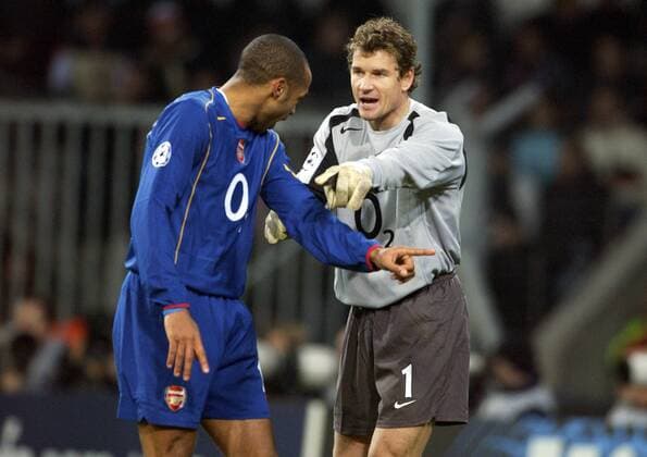 Torwart Jens Lehmann (re.) und Thierry Henry (beide Arsenal) sind unterschiedlicher Meinung Fußball EC 1 Herren Champions League 2004 2005, FC Arsenal London Gruppe Eindhoven Spannung,