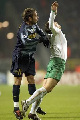 Sinisa Mihajlovic (Inter, li.) gegen Miroslav Klose (Bremen) Fußball EC 1 Herren Champions League 2004 2005, SV Werder Bremen - FC Internazionale Mailand 1:1 Gruppe Bremen Dynamik, Kampf,