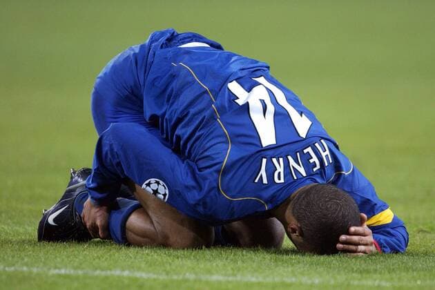 Thierry Henry (Arsenal) liegt verletzt am Boden Fußball EC 1 Herren Champions League 2004 2005, FC Arsenal London Einzelbild Eindhoven