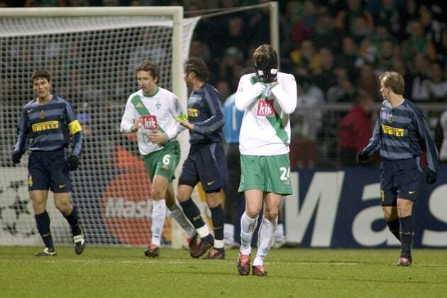 Tim Borowski (Bremen) schlägt enttäuscht die Hände vors Gesicht Fußball EC 1 Herren Champions League 2004 2005, SV Werder Bremen - FC Internazionale Mailand 1:1 Gruppe Bremen Enttäuschung, Verzweiflung,