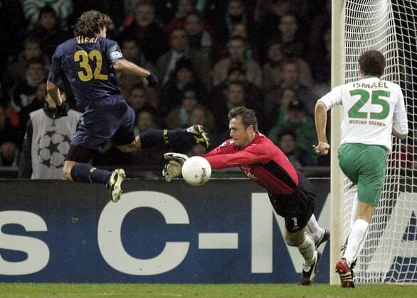 Torwart Andreas Reinke (Bremen, Mitte) klärt vor Christian Vieri (Inter) Fußball EC 1 Herren Champions League 2004 2005, SV Werder Bremen - FC Internazionale Mailand 1:1 Gruppe Bremen Abwehr, Dynamik, Kampf,