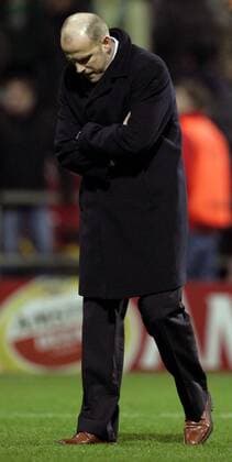 Trainer Thomas Schaaf (Bremen) nachdenklich Fußball EC 1 Herren Champions League 2004 2005, SV Werder Bremen Einzelbild Bremen Enttäuschung, Nachdenklichkeit,