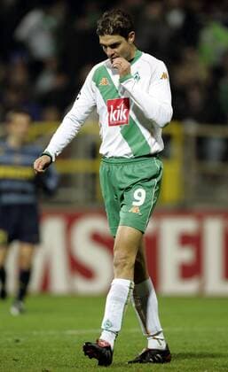 Angelos Charisteas (Bremen) nachdenklich Fußball EC 1 Herren Champions League 2004 2005, SV Werder Bremen Einzelbild Bremen Nachdenklichkeit,