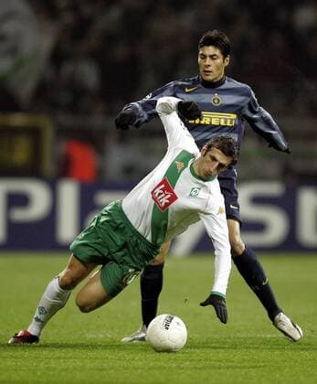 Johan Micoud (Bremen, vorn) gegen Julio Ricardo Cruz (Inter) Fußball EC 1 Herren Champions League 2004 2005, SV Werder Bremen - FC Internazionale Mailand 1:1 Gruppe Bremen Dynamik,