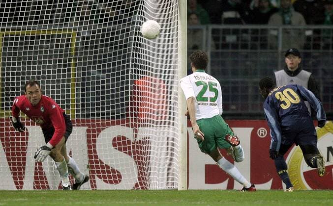 Obafemi Martins (Inter, re.) erzielt das 1:1 gegen Torwart Andreas Reinke (li.) und Valerien Ismael (beide Bremen) Fußball EC 1 Herren Champions League 2004 2005, SV Werder Bremen - FC Internazionale Mailand 1:1 Gruppe Bremen