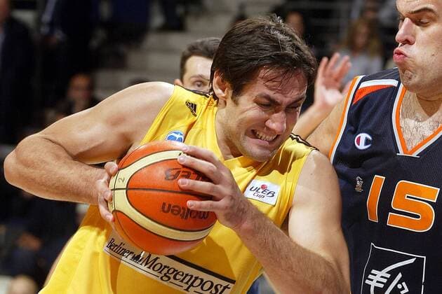Jovo Stanojevic (ALBA, li.) setzt sich gegen Kordian Korytek (Gravelines DK) durch Basketball EC 3 Herren ULEB Cup 2004 2005, ALBA Berlin - BCM Gravelines Dunkerque 94:92, Dünkirchen Gruppe Berlin