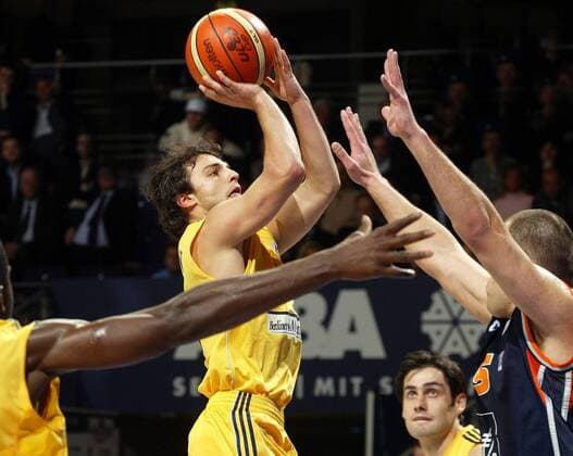 Mithat Demirel (ALBA, li.) - Korbwurf gegen Korytek (Gravelines DK) Basketball EC 3 Herren ULEB Cup 2004 2005, ALBA Berlin - BCM Gravelines Dunkerque 94:92, Dünkirchen Gruppe Berlin Dynamik,