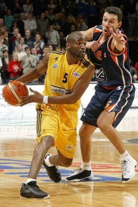 Gerald Brown (ALBA, li.) gegen Laurent Sciarra (Gravelines DK) Basketball EC 3 Herren ULEB Cup 2004 2005, ALBA Berlin - BCM Gravelines Dunkerque 94:92, Dünkirchen Gruppe Berlin Dynamik,