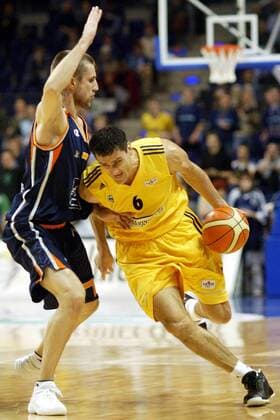 Matej Mamic (ALBA, re.) gegen Thomas Dubiez (Gravelines DK) Basketball EC 3 Herren ULEB Cup 2004 2005, ALBA Berlin - BCM Gravelines Dunkerque 94:92 n. V., Dünkirchen Gruppe Berlin Dynamik,