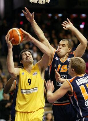 Jovo Stanojevic (ALBA, li.) gegen Kordian Korytek (Gravelines DK) Basketball EC 3 Herren ULEB Cup 2004 2005, ALBA Berlin - BCM Gravelines Dunkerque 94:92 n. V., Dünkirchen Gruppe Berlin Dynamik,