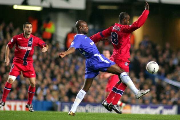 Reinaldo (Paris St. Germain, re.) gegen William Gallas (Chelsea) Fußball EC 1 Herren Champions League 2004 2005, Chelsea FC London - Paris Saint Germain 0:0, PSG Gruppe pan7767 London Dynamik,  
