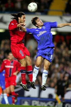 Mario Alberto Yepes (Paris St. Germain, li.) gegen Joe Cole (Chelsea) Fußball EC 1 Herren Champions League 2004 2005, Chelsea FC London - Paris Saint Germain 0:0, PSG Gruppe pan7767 London  