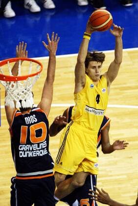 Tanel Tein (ALBA, re.) gegen Fabien Dubos (Gravelines DK) Basketball EC 3 Herren ULEB Cup 2004 2005, ALBA Berlin - BCM Gravelines Dunkerque 94:92 n. V., Dünkirchen Gruppe Berlin Dynamik,