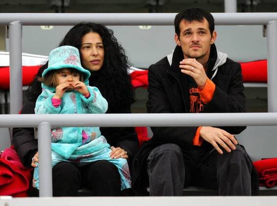 Willy Sagnol (Bayern) mit Ehefrau Laetitia und Tochter Chiara auf der Tribüne Fußball 1. BL Herren Saison 2004 2005, FC Bayern München, Vdig Gruppe München