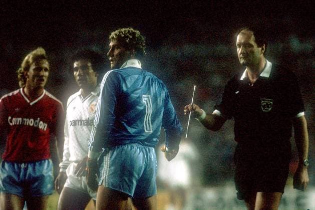 Torwart Jean Marie Pfaff (li., Bayern) übergibt Schiedsrichter Michel Vautrot (Frankreich) eine Eisenstange, die nach ihm geworfen wurde Fußball EC 1 Herren Europapokal der Landesmeister 1986 1987, Europacup, Real Madrid CF - FC Bayern München 1:0, Vneg Gruppe Skandalspiel, Historie, Geschichte Madrid, Halbfinale Spannung,