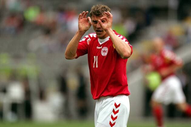 Ebbe Sand (Dänemark) mit eindeutiger Geste Richtung Schiedsrichter Fußball EM Herren Euro 2004, Europameisterschaft, Nationalmannschaft, Nationalteam, Nationaltrikot, Länderspiel Einzelbild pan6342 Braga  