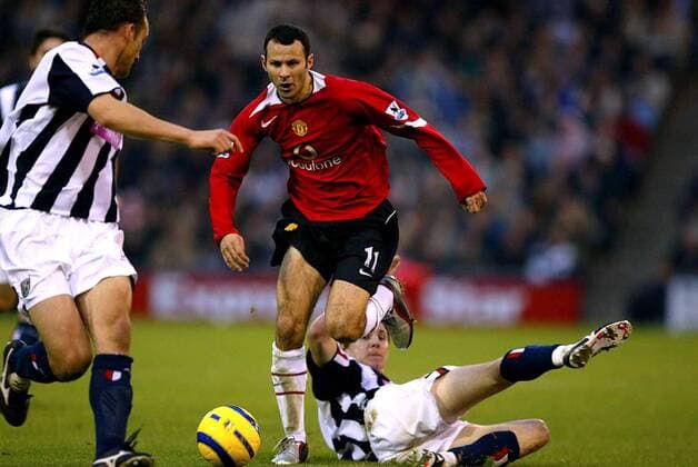 Ryan Giggs (Manchester United, Mitte) setzt sich gegen Zoltan Gera (West Brom, re.) durch Fußball Herren English Premier League 2004 2005, 1. Englische Liga, West Bromwich Albion - Manchester United, ManU Gruppe Bromwich Dynamik,