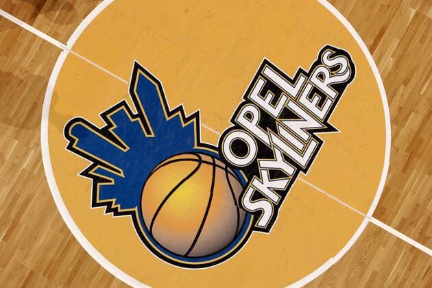 Das Vereinslogo der Opel Skyliners Frankfurt auf dem Hallenboden Basketball 1. BL Herren BBL 2004 2005, Opel Skyliners Frankfurt, Vdig Einzelbild Frankfurt M.