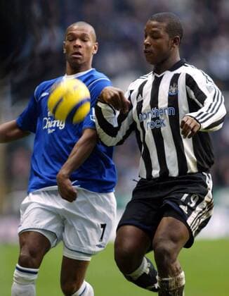 Titus Bramble (Newcastle, re.) gegen Marcus Bent (Everton) Fußball Herren English Premier League 2004 2005, 1. Englische Liga, Newcastle United - FC Everton 1:1 Gruppe Newcastle Dynamik,