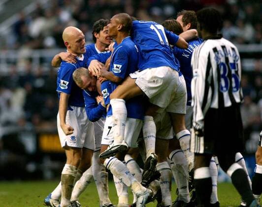 Torjubel Everton u.a. mit Thomas Gravesen (li.) Fußball Herren English Premier League 2004 2005, 1. Englische Liga, Newcastle United - FC Everton 1:1 Gruppe Newcastle Freude,