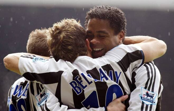 Patrick Kluivert (li.) und Craig Bellamy (beide Newcastle) - Torjubel Fußball Herren English Premier League 2004 2005, 1. Englische Liga, Newcastle United Gruppe Newcastle Freude,