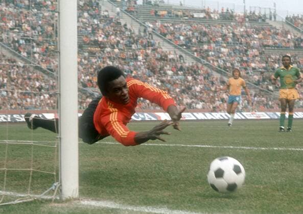 Torwart Muamba Kazadi (Zaire) streckt sich nach dem Ball Fußball WM Herren Weltmeisterschaft 1974, Länderspiel, Gruppe 2, Nationalmannschaft, Nationalteam, Nationaltrikot Einzelbild Frankfurt M. Dynamik,