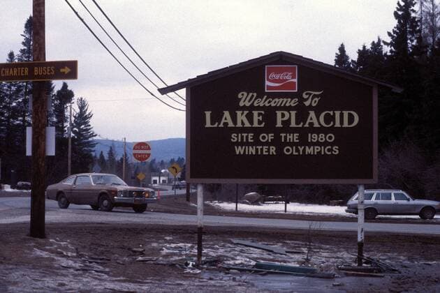 Willkommensschild am Ortseingang von Lake Placid, Austragungsort der Olympischen Spiele 1980 OS Winter Olympische Winterspiele 1980, Olympia, Olympiade, Spiele, Vdia Einzelbild Lake Placid