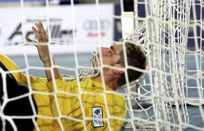 Torwart Carsten Lichtlein (Großwallstadt) enttäuscht im Tor Handball 1. BL Herren Saisonvorbereitung 2004, Vorbereitung, Bundesligacup, TV Großwallstadt Einzelbild Braunschweig Enttäuschung,