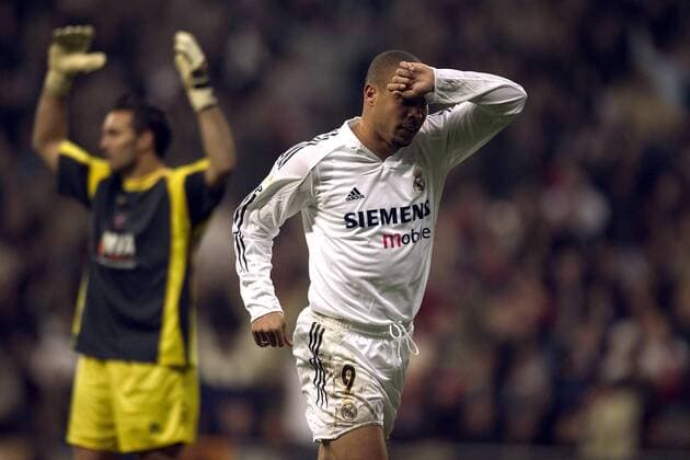 Torschütze Ronaldo (Real Madrid) jubelt, im Hintergrund der enttäuschte Torwart Fußball Herren Primera Division 2004 2005, 1. Spanische Liga, Real Madrid - UD Levante 5:0 Gruppe Madrid Freude, Enttäuschung,