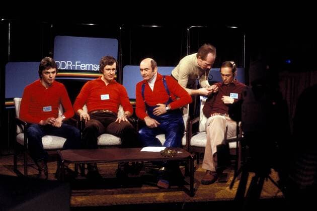 Olympiasieger Ulrich Wehling (2.v.li.) mit Uwe Dotzauer (li.) und Co-Trainer Dietmar Hupfer (re., alle DDR) zu Gast bei Moderator Heinz Florian Oertel im DDR Fernsehen Nordische Kombination OS Winter Herren Olympische Winterspiele 1980, Olympia, Olympiade, Spiele, Ski Nordisch, Nordischer Skisport, Vdia Gruppe Lake Placid