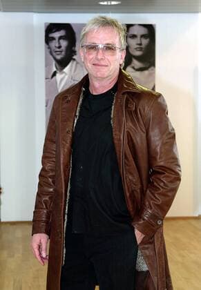 Sat1 Reporter Ulli Köhler anläßlich der Einkleidung durch Herrenausstatter Cerruti Fußball 1. BL Herren Saison 2002 2003, FC Bayern München, Shooting, Fotoshooting, Fototermin, Modeaufnahmen, Modeshooting Einzelbild Kleidung, Outfit, privat München, Model,
