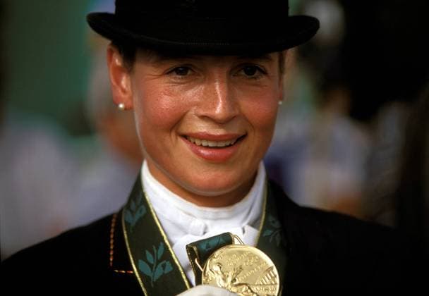 Olympiasiegerin Isabell Werth (Deutschland) präsentiert stolz ihre Goldmedaille Pferdesport OS Sommer Damen Olympische Sommerspiele 1996, Olympia, Olympiade, Spiele, Vdia, Porträt Atlanta