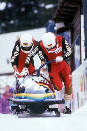 Pilot Wolfgang Hoppe und Rene Hannemann (beide Deutschland) - Start Bobsport Herren Weltcup 1990 1991, Welt-Cup, Worldcup, World, WC, Zweierbob, 2er Bob, 2 er, Zweier, Vdia Gruppe Winterberg Dynamik,
