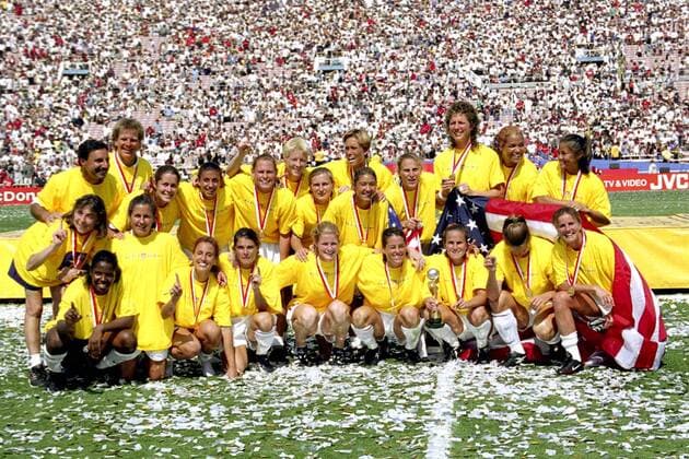 Weltmeister USA, u.a. mit Trainer Tony DiCicco (hi.li.), Mia Hamm (vorn 6.v.re.) und Brandi Castain (vorn re.) - PUBLISHING RIGHTS FOR GERMAN MEDIA ONLY Fußball WM Damen Weltmeisterschaft 1999, Länderspiel, Frauen, Frauenfußball, Nationalmannschaft, Nationalteam, Finale Totale Endspiel Pasadena Begeisterung, Freude,