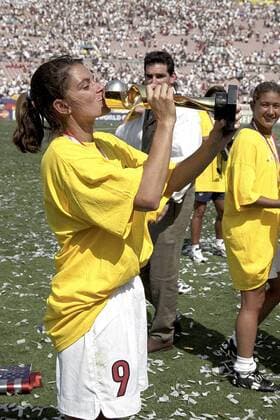 Mia Hamm (USA) küßt den WM-Pokal - PUBLISHING RIGHTS FOR GERMAN MEDIA ONLY Fußball WM Damen Weltmeisterschaft 1999, Länderspiel, Frauen, Frauenfußball, Nationalmannschaft, Nationalteam, Finale Einzelbild Endspiel Pasadena Begeisterung, Freude,
