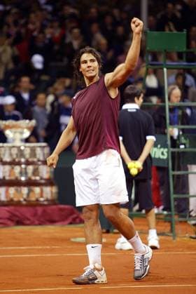 Rafael Nadal (Spanien) - Siegesjubel - PUBLISHING RIGHTS FOR GERMAN MEDIA ONLY Tennis Herren Davis Cup 2004, Daviscup, Daviscupteam, Finale, Endspiel, Vdig Einzelbild Sevilla Freude,