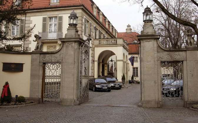 Das Tor zum Schlosshotel Vier Jahreszeiten im Grunewald - das mit fünf Sternen versehene Mannschaftsquartier der deutschen Nationalmannschaft während der WM 2006 Fußball WM Herren Mannschaftsunterkunft 2004, Vorschau Weltmeisterschaft 2006, Mannschaftsquartier, Mannschaftshotel Totale Nationalmannschaft, Nationalteam, Deutschland Berlin, Reise, Reisen, außen, Außenansicht