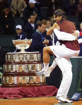 Auch Rafael Nadal (Spanien) gewinnt sein Match und bringt sein Team noch ein Stück näher an den Davis Cup - PUBLISHING RIGHTS FOR GERMAN MEDIA ONLY Tennis Herren Davis Cup 2004, Daviscup, Daviscupteam, Finale, Endspiel, Sand, Sandplatz, Sandplatztennis, Vdig Gruppe Sevilla Freude, Begeisterung,