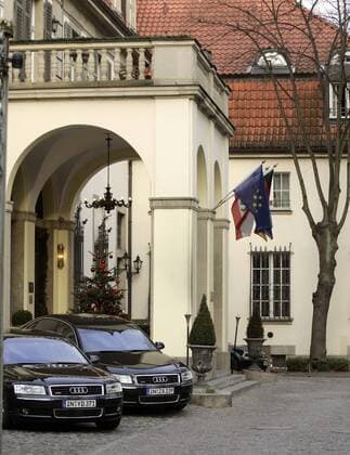 Eingang zum Schlosshotel Vier Jahreszeiten im Grunewald - das Mannschaftsquartier der deutschen Nationalmannschaft während der WM 2006 erwarte seine Gäste Fußball WM Herren Mannschaftsunterkunft 2004, Vorschau Weltmeisterschaft 2006, Mannschaftsquartier, Mannschaftshotel Einzelbild Nationalmannschaft, Nationalteam, Deutschland Berlin, Reise, Reisen, außen, Außenansicht