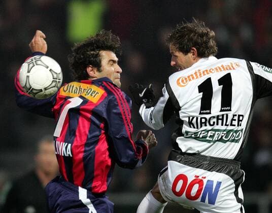 Peter Hlinka (Rapid Wien, li.) gegen Roland Kirchler (Pasching) Fußball Herren tmobileBundesliga 2004 2005, 1. Österreichische Liga, SV Superfund Pasching - SK Rapid Wien 1:1, Gruppe Pasching Dynamik,