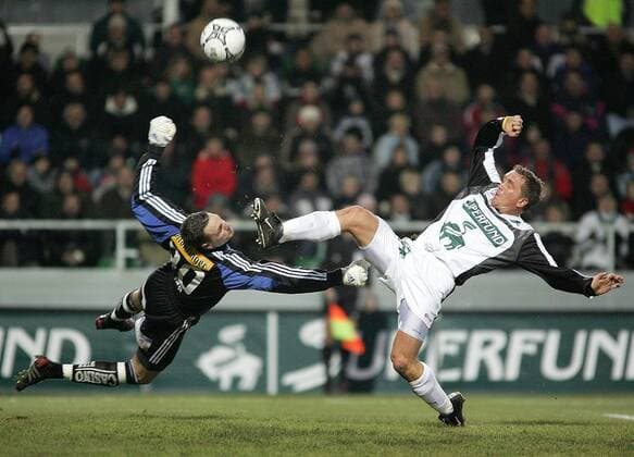Christian Mayrleb (Pasching) geht rücksichtslos in den Zweikampf mit Torwart Jürgen Macho (Rapid Wien) Fußball Herren tmobileBundesliga 2004 2005, 1. Österreichische Liga, SV Superfund Pasching - SK Rapid Wien 1:1, Gruppe Pasching Dynamik,