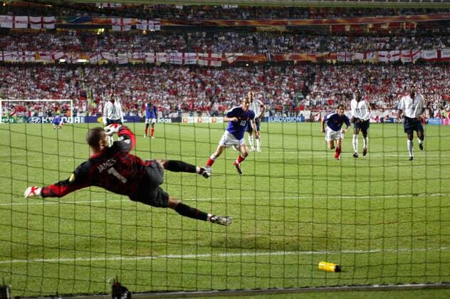 Zinedine Zidane (Frankreich, Mitte) verwandelt den Elfmeter zum 2:1 gegen Torwart David James (England) - NOT TO BE PUBLISHED IN JAPANESE MEDIA Fußball EM Herren Euro 2004, Europameisterschaft, Länderspiel, Nationalmannschaft, Nationalteam, Gruppe B Gruppe Lissabon Dynamik,