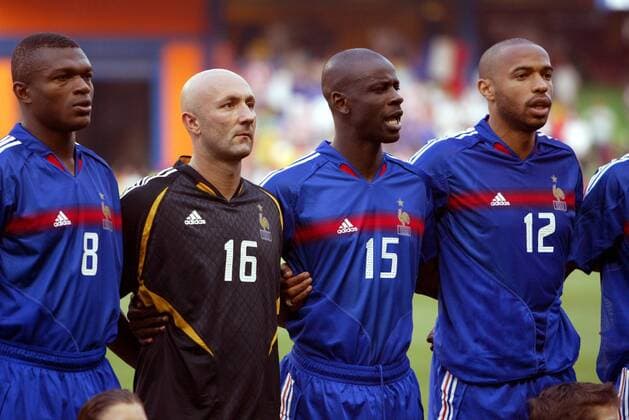 Während der Hymne v.li.: Marcel Desailly, Torwart Fabien Barthez, Lilian Thuram und Thierry Henry (alle Frankreich) Fußball EM Herren Euro 2004, Europameisterschaft, Länderspiel, Nationalmannschaft, Nationalteam, Gruppe B Gruppe pan6238 Leiria  