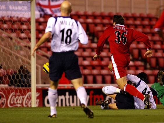Mark Viduka (li., Middlesbrough) erzielt das 1:0, Stephen Jordan (re., Manchester City) kann es nicht verhindern Fußball Herren English Premier League 2004 2005, 1. Englische Liga, FC Middlesbrough - Manchester City 3:2, Vdig Gruppe Middlesbrough Dynamik,