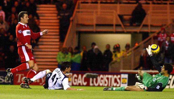 Mark Viduka (li., Middlesbrough) erzielt das 1:0, mit seinem Heber düpiert er Torwart David James und Stephen Jordan (beide Manchester City) gleichermaßen Fußball Herren English Premier League 2004 2005, 1. Englische Liga, FC Middlesbrough - Manchester City 3:2, Vdig Gruppe Middlesbrough Dynamik,