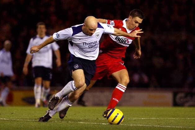 Stewart Downing (re., Middlesbrough) gegen Danny Mills (beide Manchester City) Fußball Herren English Premier League 2004 2005, 1. Englische Liga, FC Middlesbrough - Manchester City 3:2, Vdig Gruppe Middlesbrough Dynamik,