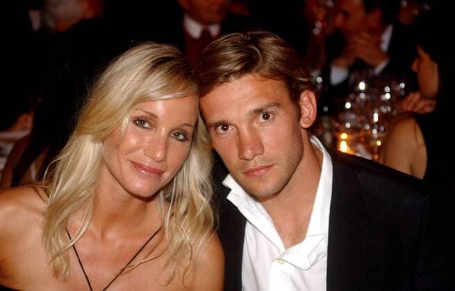 Andriy Shevchenko (Milan) mit seiner Ehefrau Kristen Fußball Herren Serie A 2003 2004, 1. Italienische Liga, AC Mailand, Italienischer Meister, Meisterfeier, Feier, Gruppe Vdig, quer, Outfit, Kleidung, privat Mailand