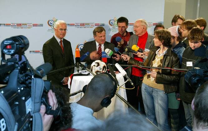 OK-Präsident Franz Beckenbauer (li.) und Hartmut Mehdorn (Vorstandsvorsitzender Deutsche Bahn AG) informieren die Presse ausgiebig über ihre Zusammenarbeit, wobei der Deutschen Bahn die Rolle des Nationalen Förderers zukommt Fußball WM Herren Vorschau 2004 Weltmeisterschaft 2006, Pressetermin, Funktionär, Funktionäre, Organisationskomitee Gruppe Berlin